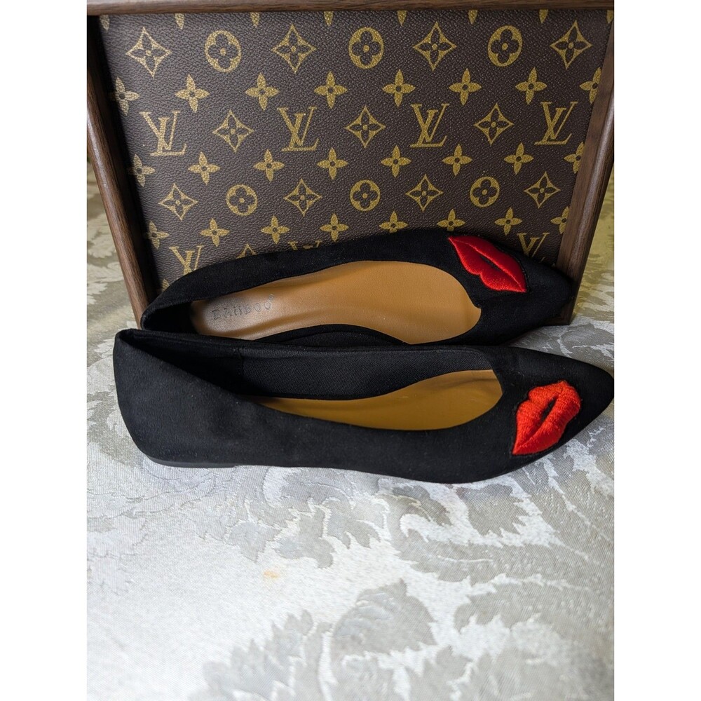 Bamboo Women’s Black Faux Suede Pointed Toe Slip-On Flats Red Lips 7.5 - Picture 3 of 4